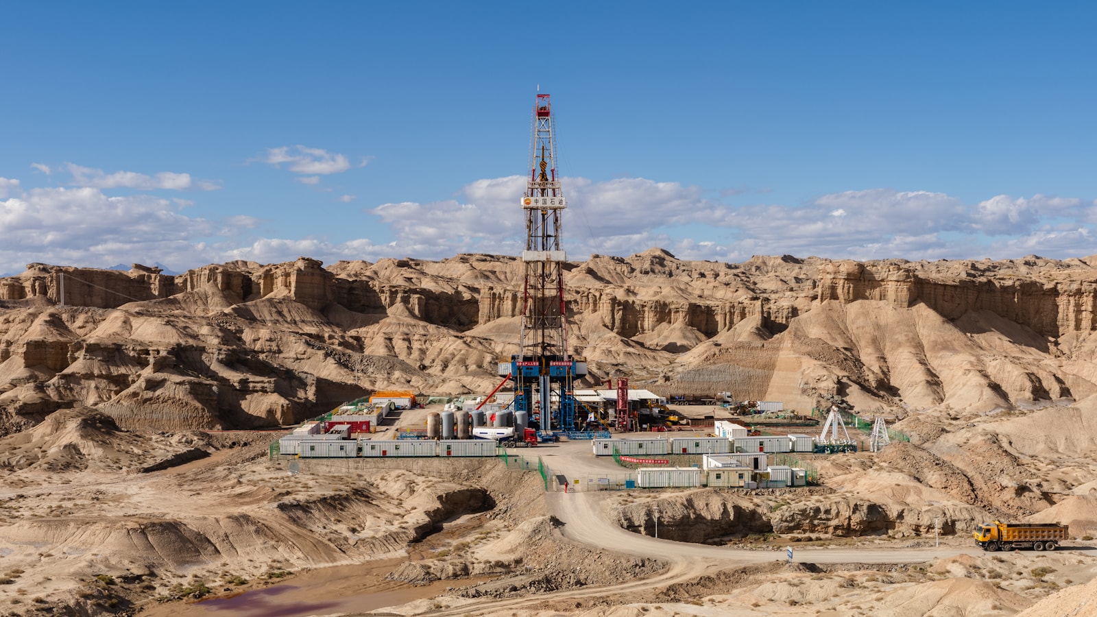 Нефтегазовая буровая установка в пустыне